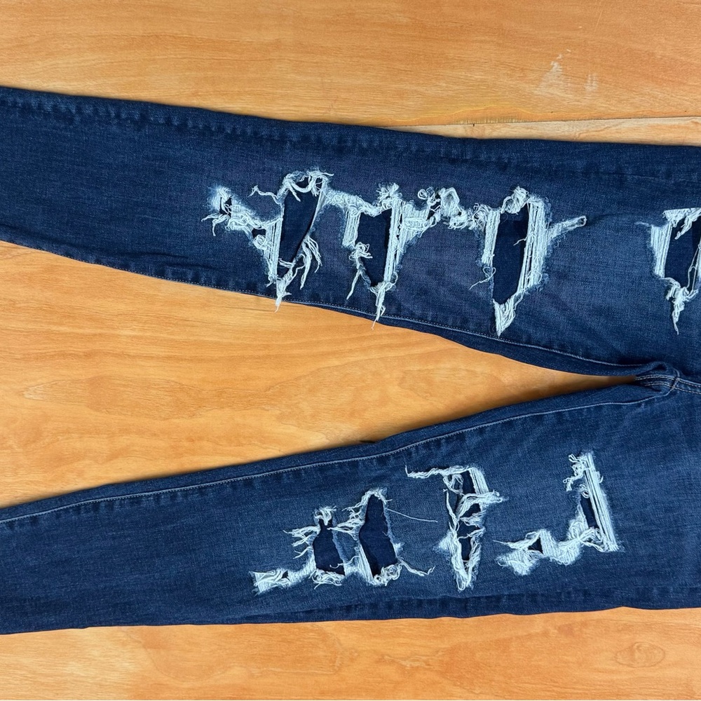American Eagle Distressed Skinny women’s Jean, size 4!Long